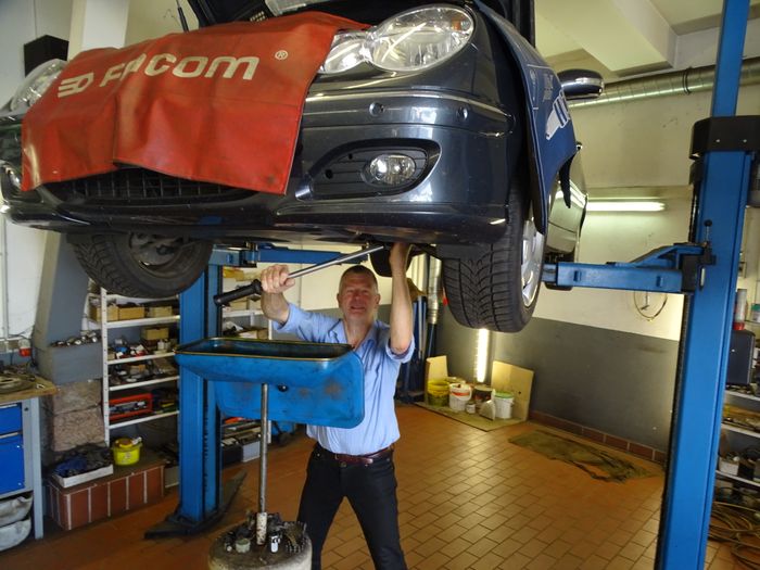 Lippert - Autodienst Kfz-Meisterbetr. Klimaanlagen-Service Abgastest Autoglas