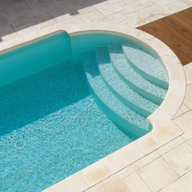 Poolumrandung SOLUM flach mit Terrassenplatten bei poolumrandung24.de