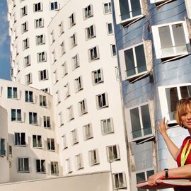 Stadtführerin Antje Kahnt, Architekturführung im Düsseldorfer Medianhafen, Neuer Zollhof von Frank Owen Gehry / Gehry-Bauten, Rheinturm