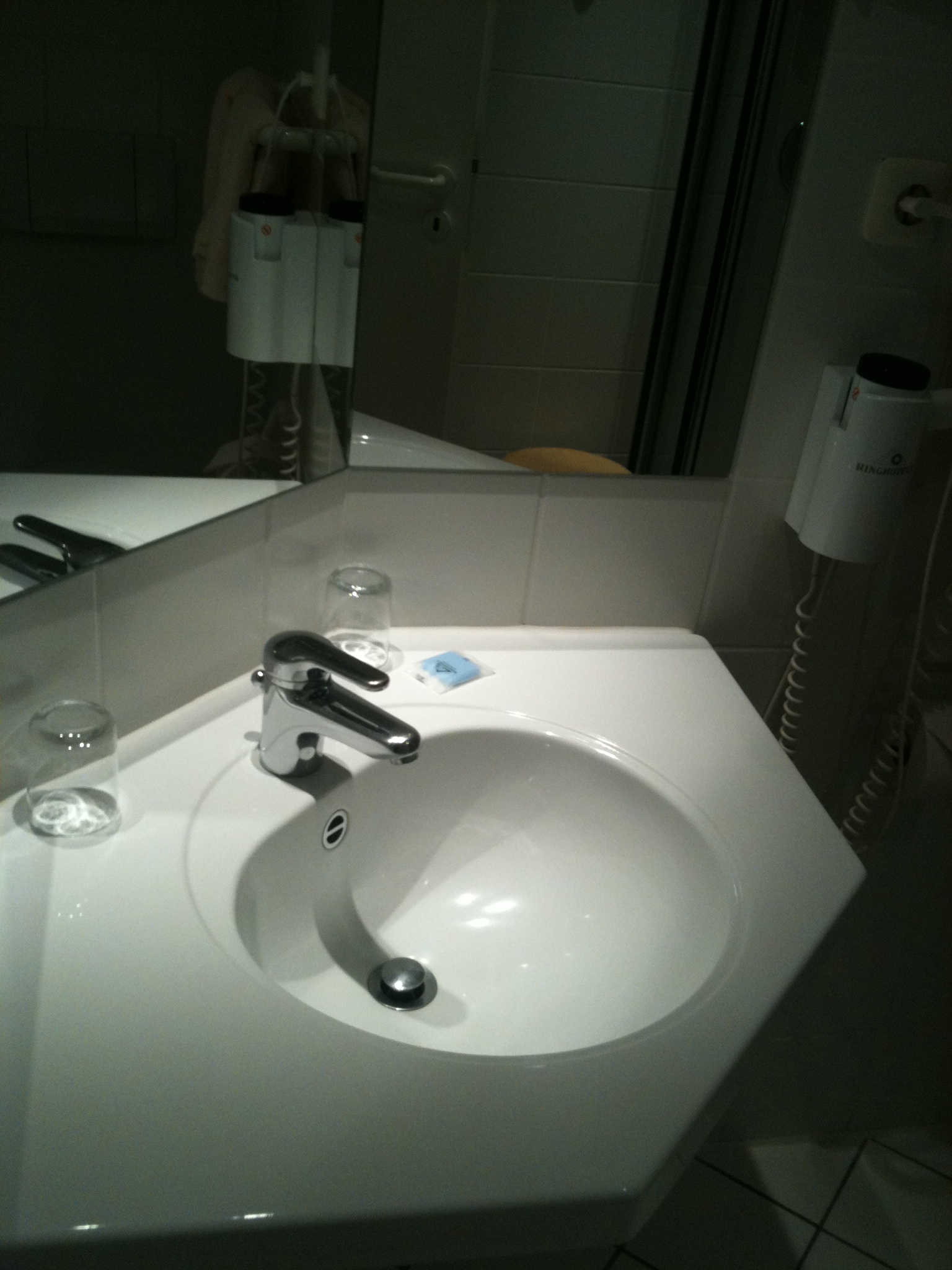 Waschbecken im Badezimmer mit Panoramaspiegel - für die Egomanen unter uns