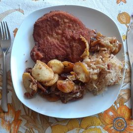 Karbonade mit Bratkartoffeln und Kraut.