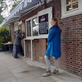 Hier bestellt man seinen Kaffee, Kuchen und ggf. Würstchen und Kartoffelsalat.
Eine Hochzeit feiern???