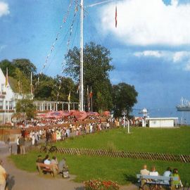 Blick auf den 43 Meter hohen Mast vor dem Schulauer F&auml;hrhaus