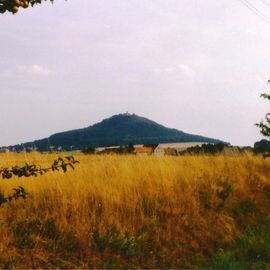 Die Landeskrone mit der kleinen Burg auf dem Gipfel