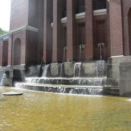 Wasserbecken vor dem Planetarium