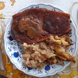 Holzfällersteak mit geschmortem Kraut und Bratkartoffeln 