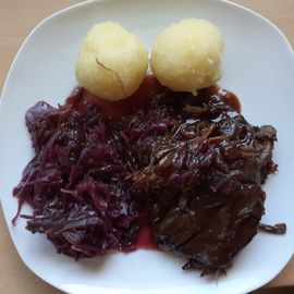 Sauerbraten mit Knödel und Rotkohl für 7,90 €