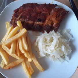 Spareribs mit Pommes und Kraut