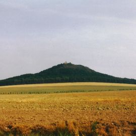 Die Landeskrone mit der kleinen Burg auf dem Gipfel