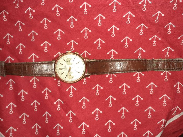 Goldene 60 Jahre alte Stoppuhr mit brüchigem Armband 