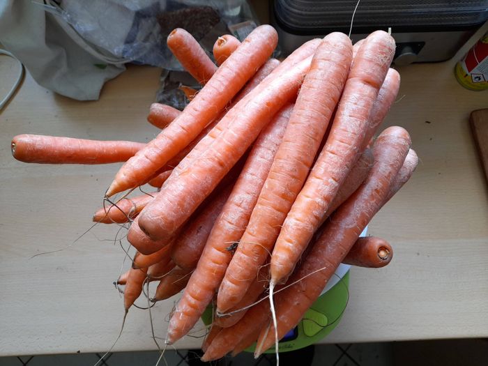 Möhren ohne Grünkraut von der Deko