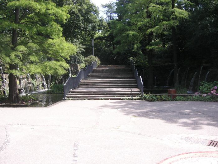 Treppen neben den Fontainen