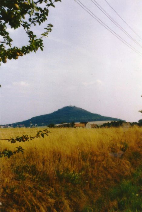 Die Landeskrone mit der kleinen Burg auf dem Gipfel