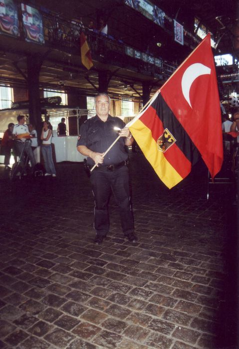 Fussball WM 2006; Deutschland vs Türkei Jolly mit Fahnen