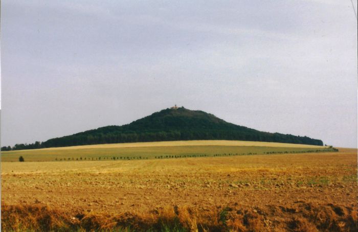 Die Landeskrone mit der kleinen Burg auf dem Gipfel