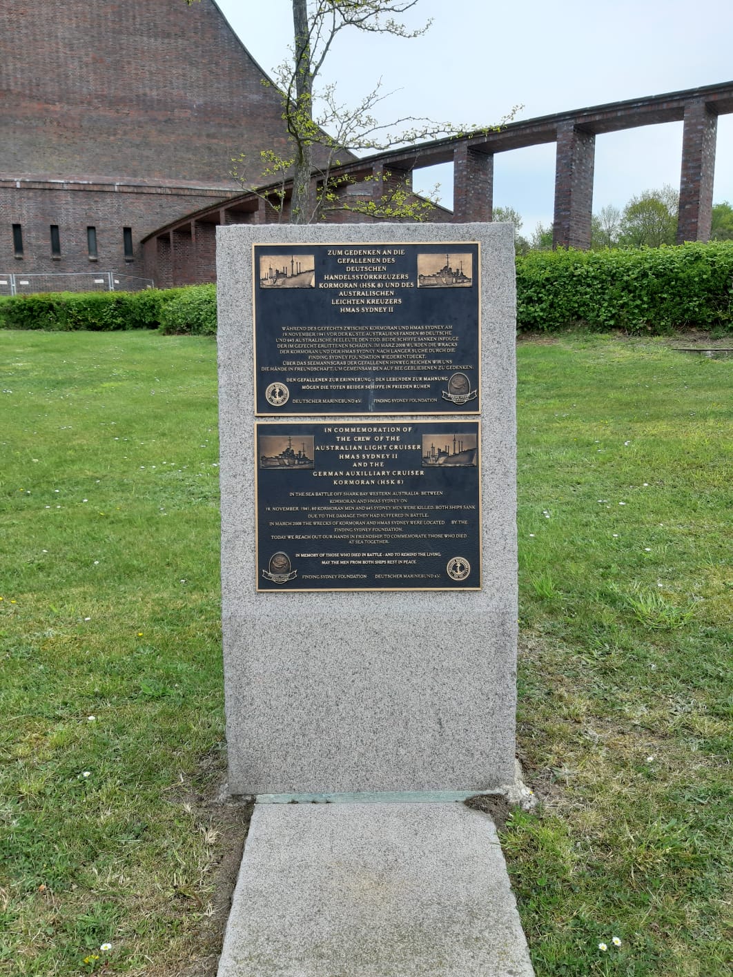 Bild 43 Marine-Ehrenmal und U-Boot "U-995" in Laboe