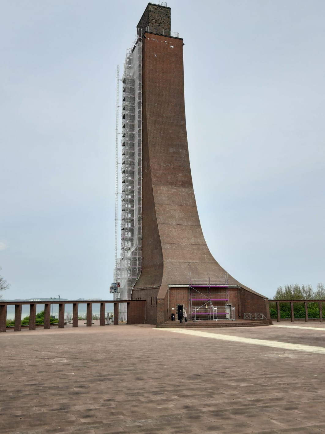 Bild 42 Marine-Ehrenmal und U-Boot "U-995" in Laboe