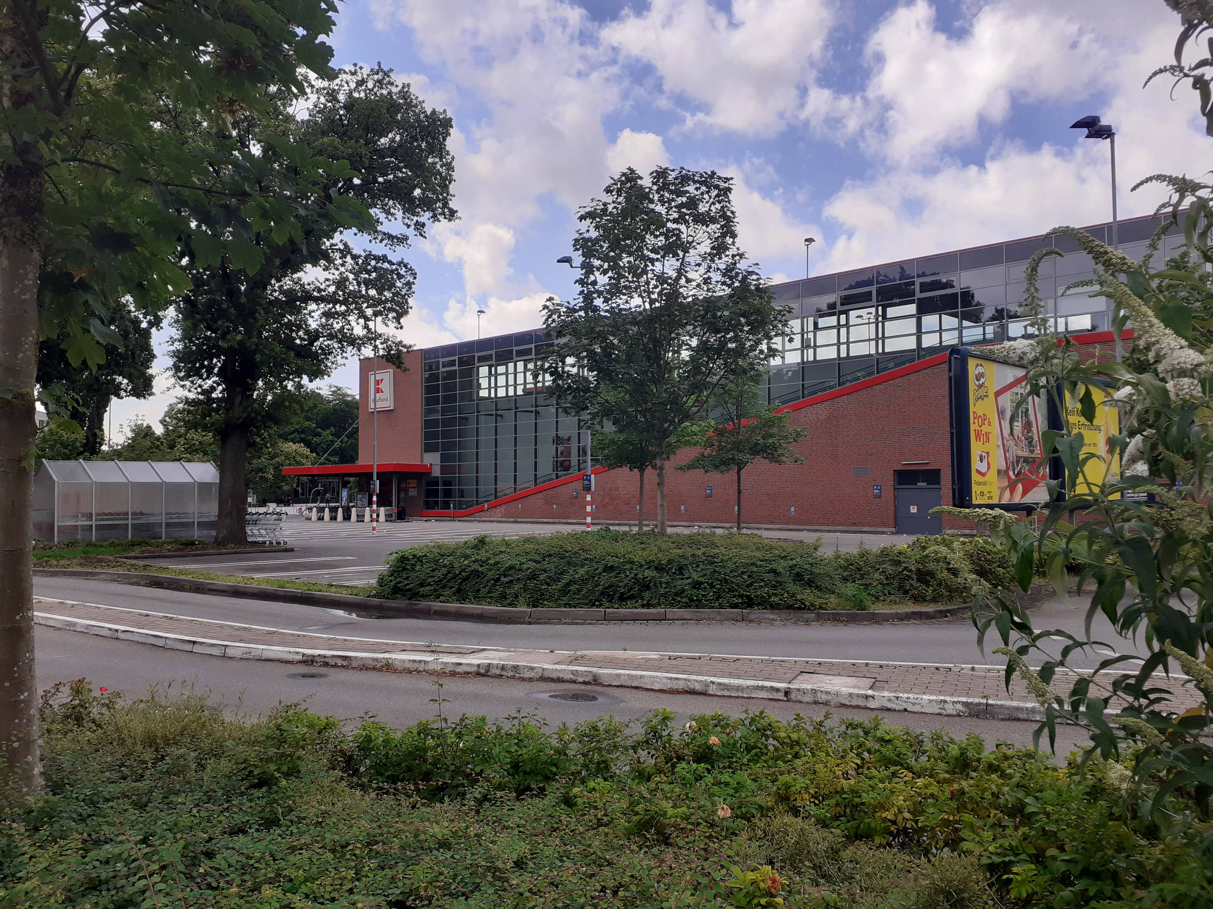 Kaufland mit Parkplatz