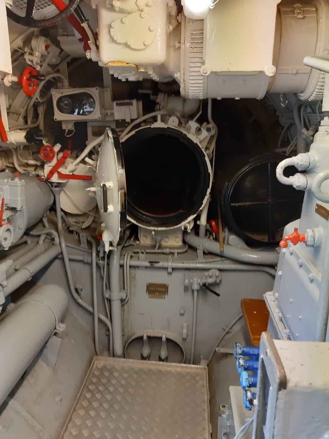 Bild 19 Marine-Ehrenmal und U-Boot "U-995" in Laboe