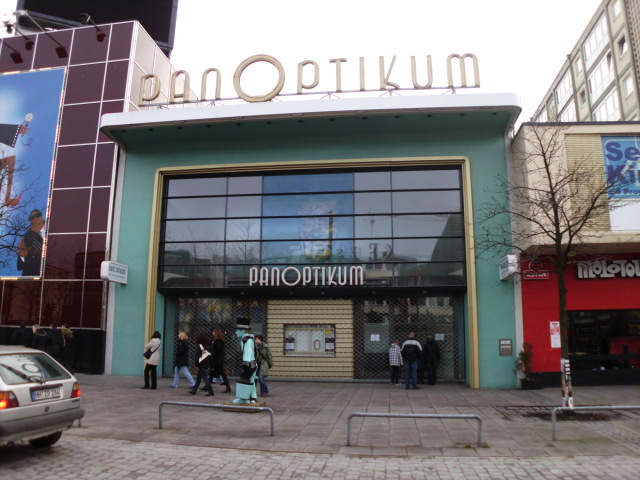 Das Panoptikum neben dem Operettenhaus