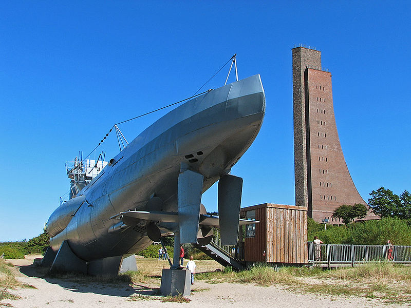 Bild 51 Marine-Ehrenmal und U-Boot "U-995" in Laboe