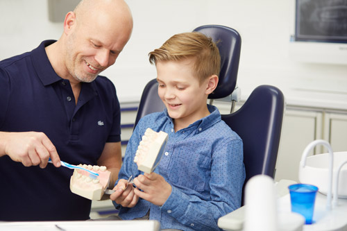 Kinderzahnheilkunde, Moderne Zahnmedizin Herdecke Ruhr, Dr. Störmann bei der Vorsorge