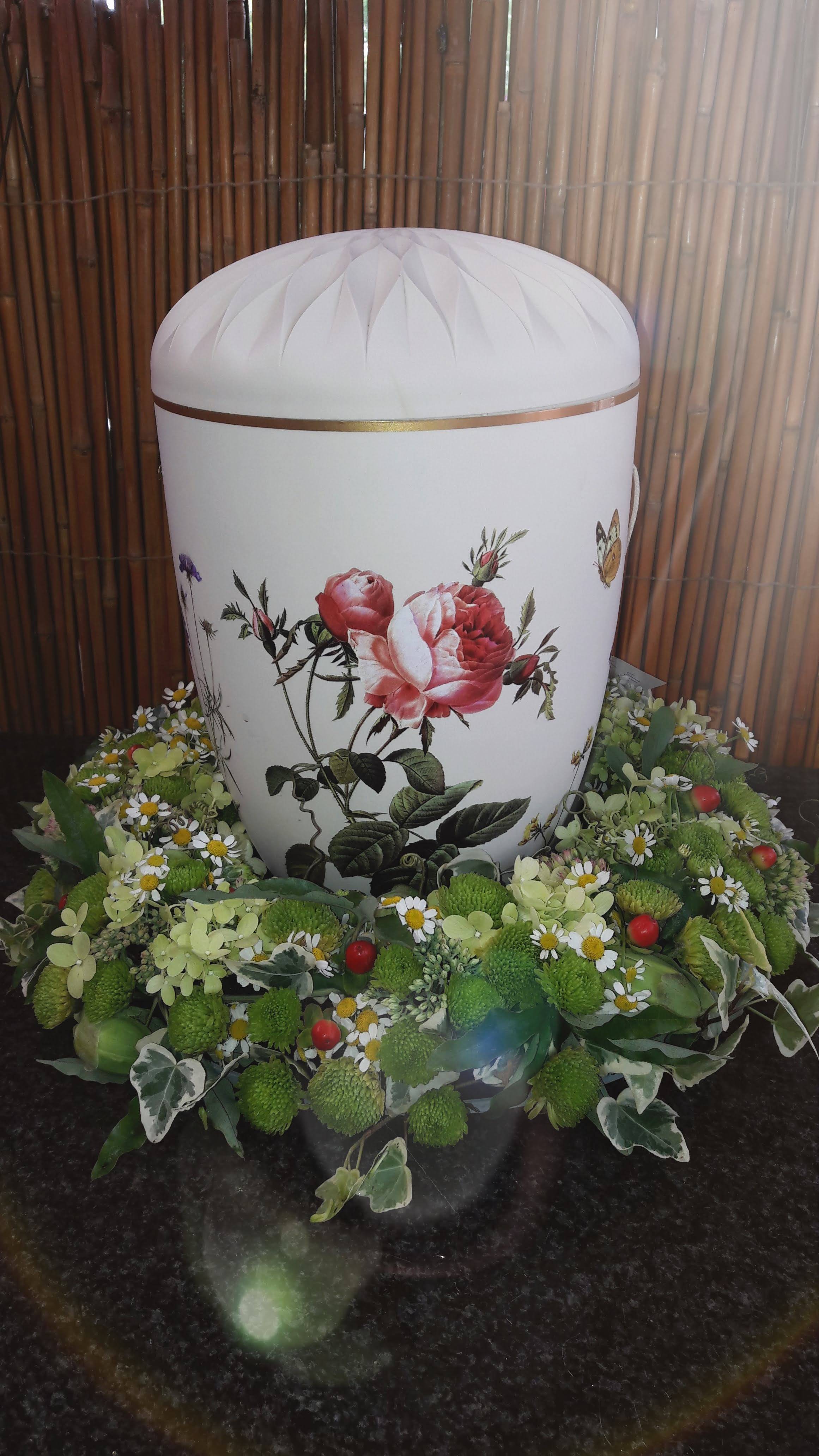 Urne mit Blumenkranz