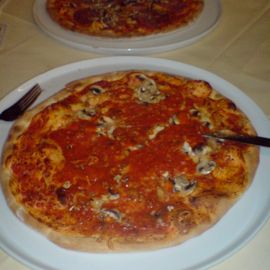 Pizza Bolognese vorne
Pizza Spezial hinten
beide mittlere Größe