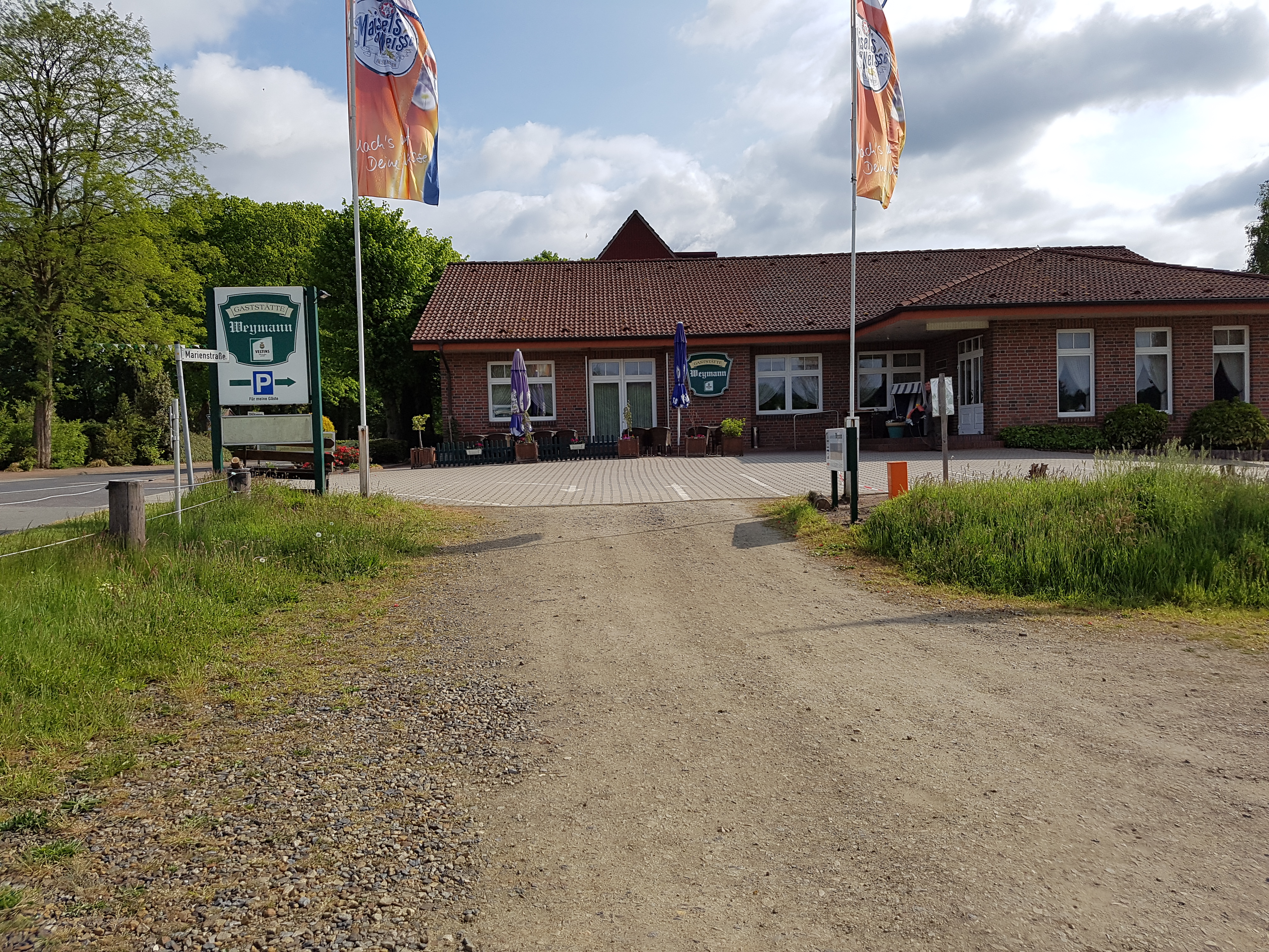 Gaststätte Weymann vom Parkplatz gesehen