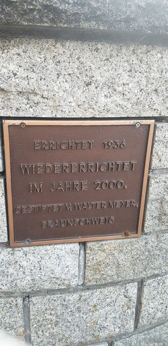 Plakette am Brunnen 