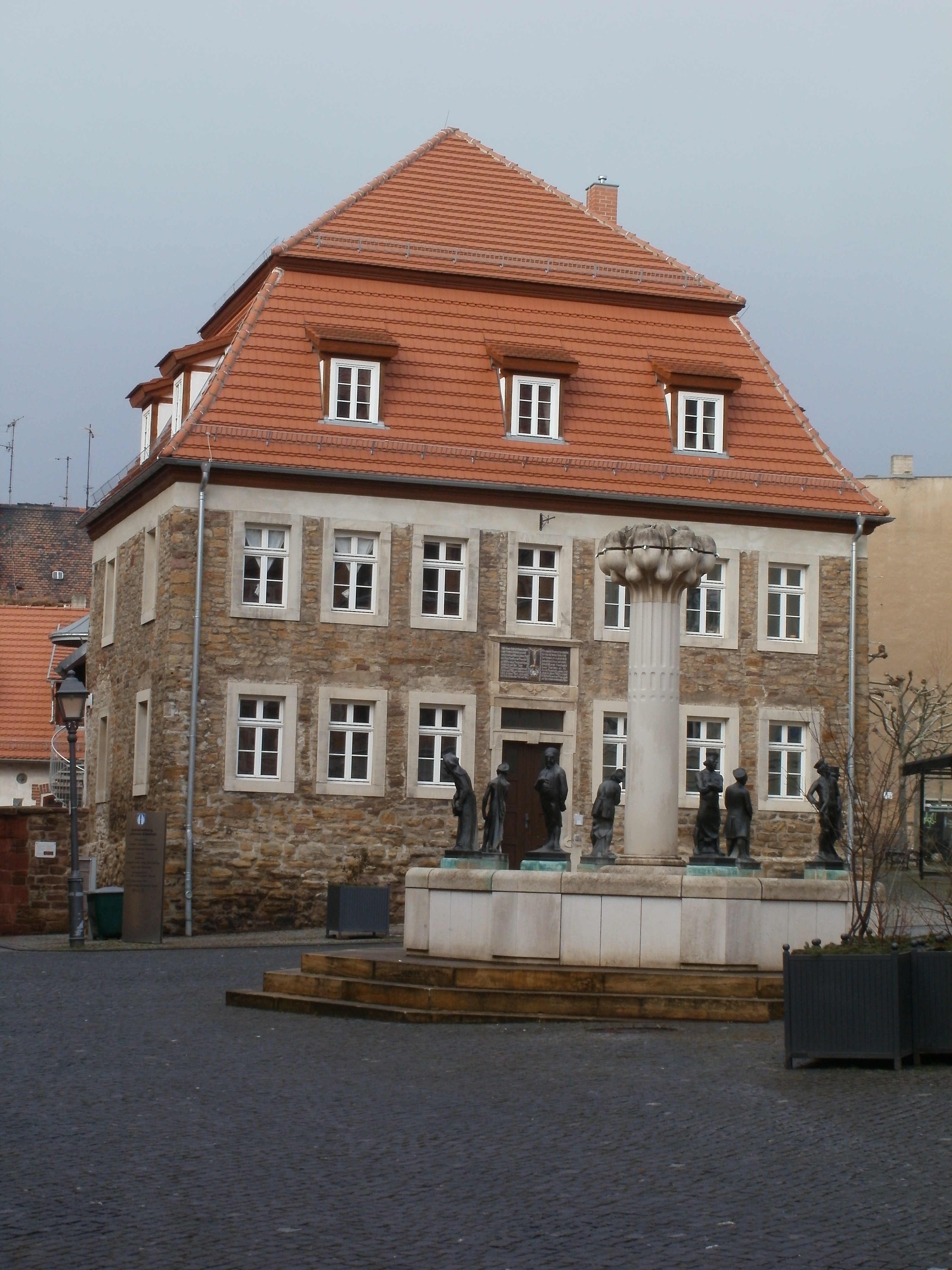 Bergschule mit Knappenbrunnen