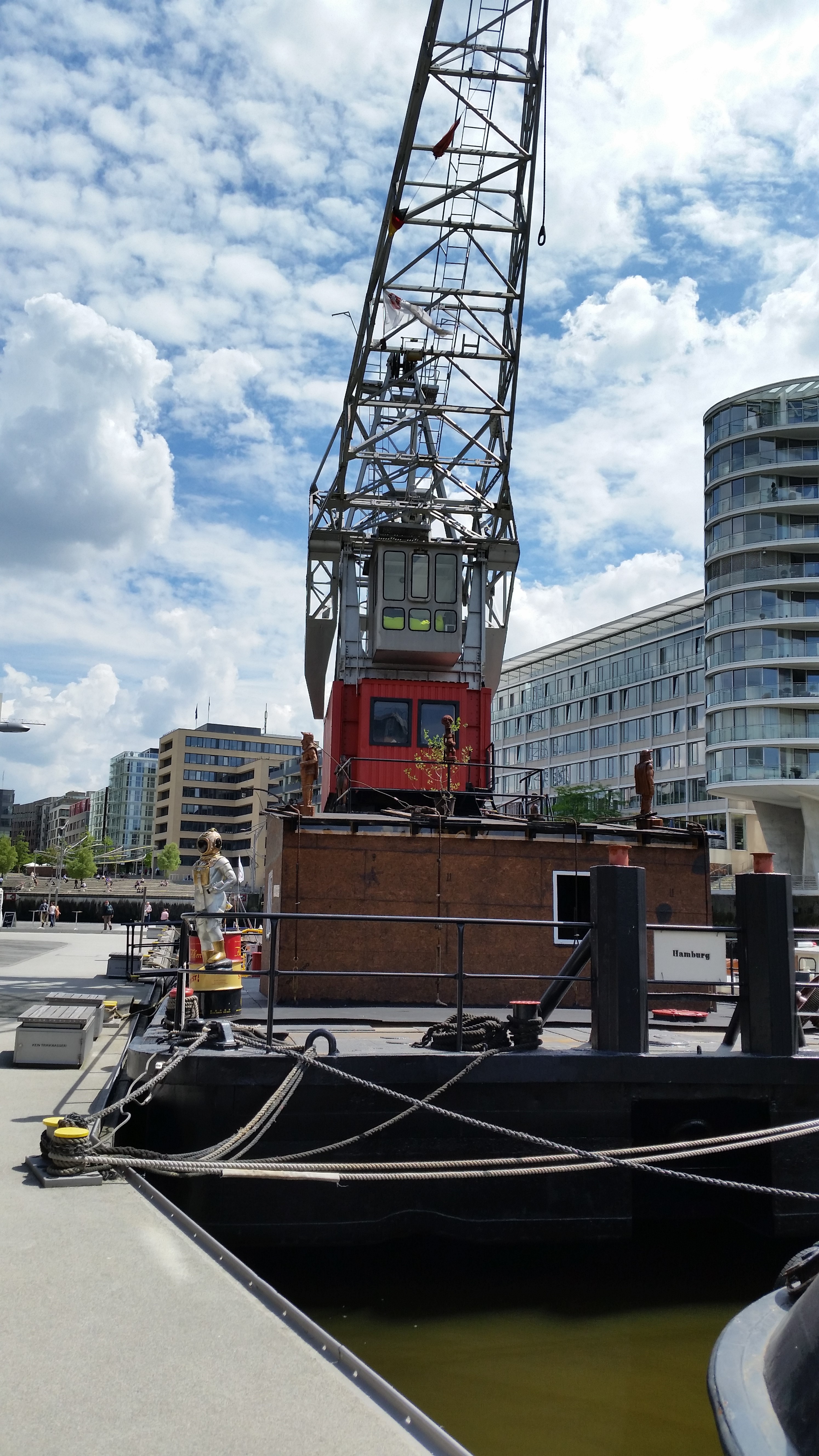 Bild 3 Harry's Hamburger Hafenbasar & Museum Im Schwimmkran Greif in der HafenCity in Hamburg