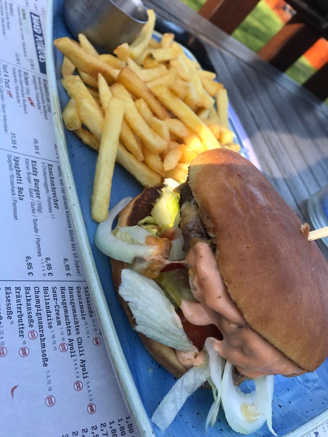 Burger (Cheeseburger) mit Pommes im Restaurant Lakeside Inn in Haltern am See