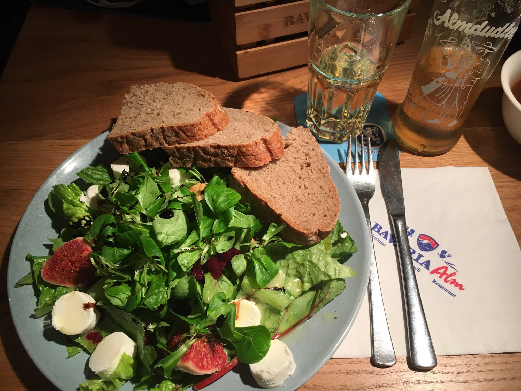 Bayerische Salatvariation mit Ziegenkäse und Feigen