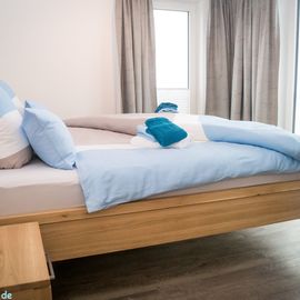 Zwei Schlafzimmer mit Vollholzmöbel