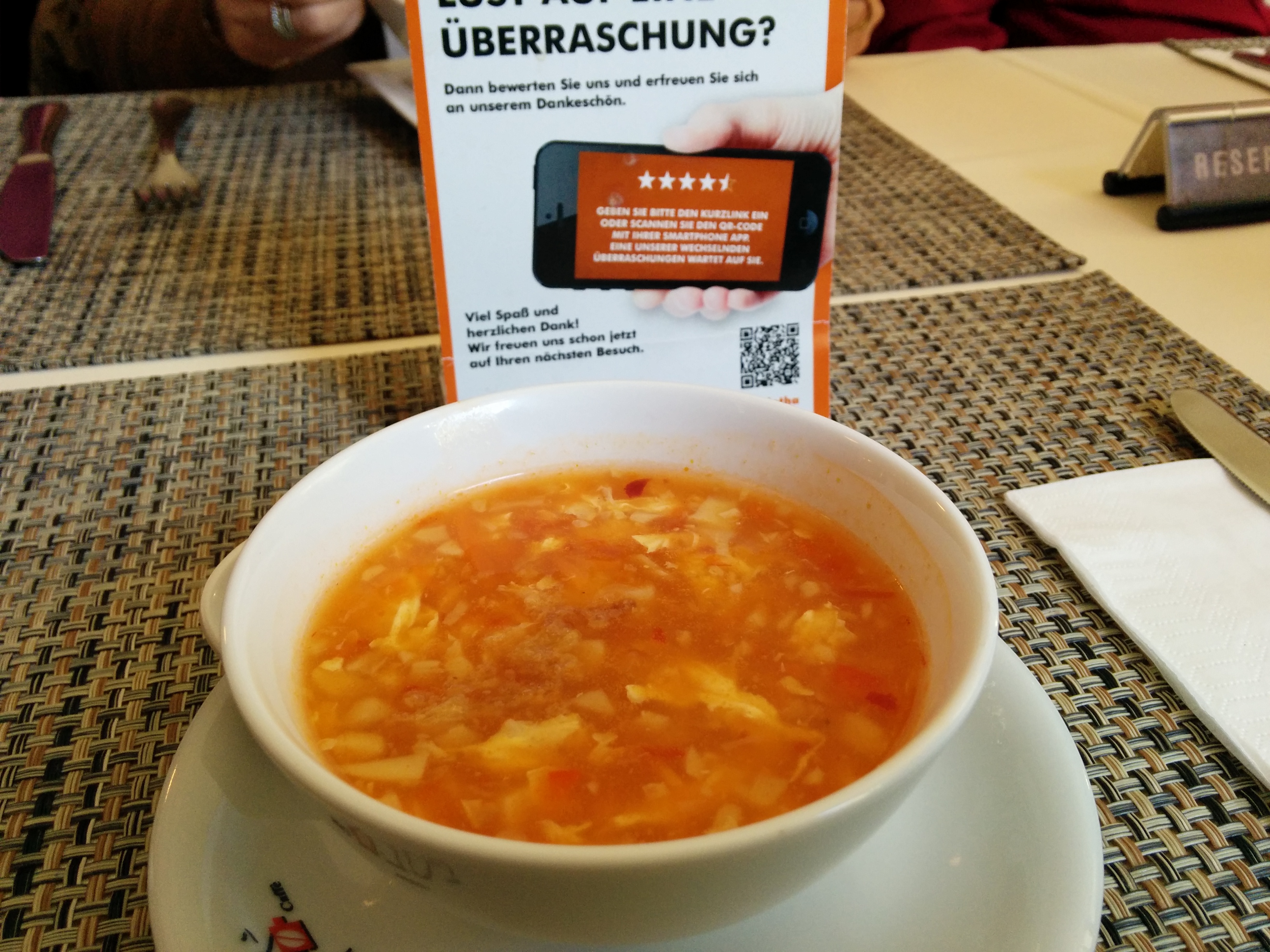 Scharf-sauer-Suppe