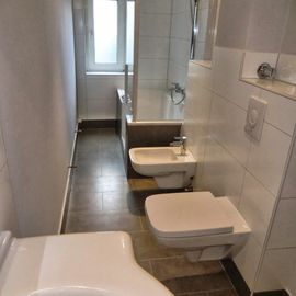 Modernisierung eines typischen berliner Schlauchbadezimmers (lang und schmal) im Altbau mit der Twinline 2 Duschkombinationsbadewanne