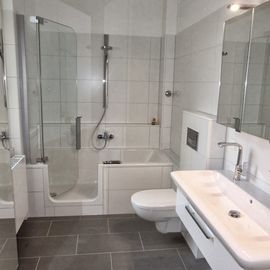Platzsparende und praktische Badezimmermodernisierung mit der Duschkombinationsbadewanne von Artweger /Twinline 2 