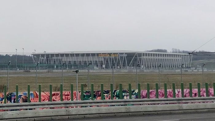 Stadion mit eigener Landebahn…