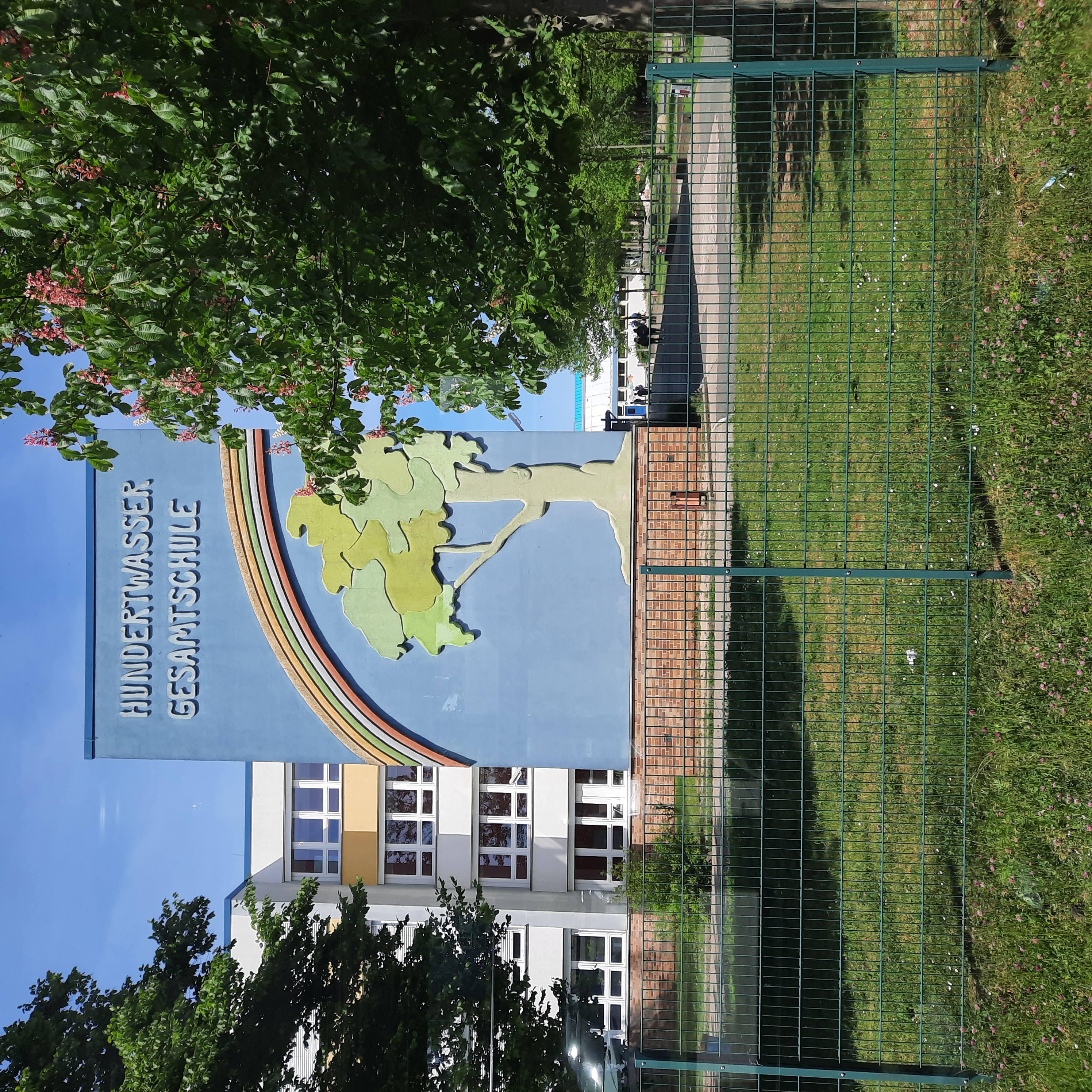 Bild 8 Hundertwasser-Schule in Rostock