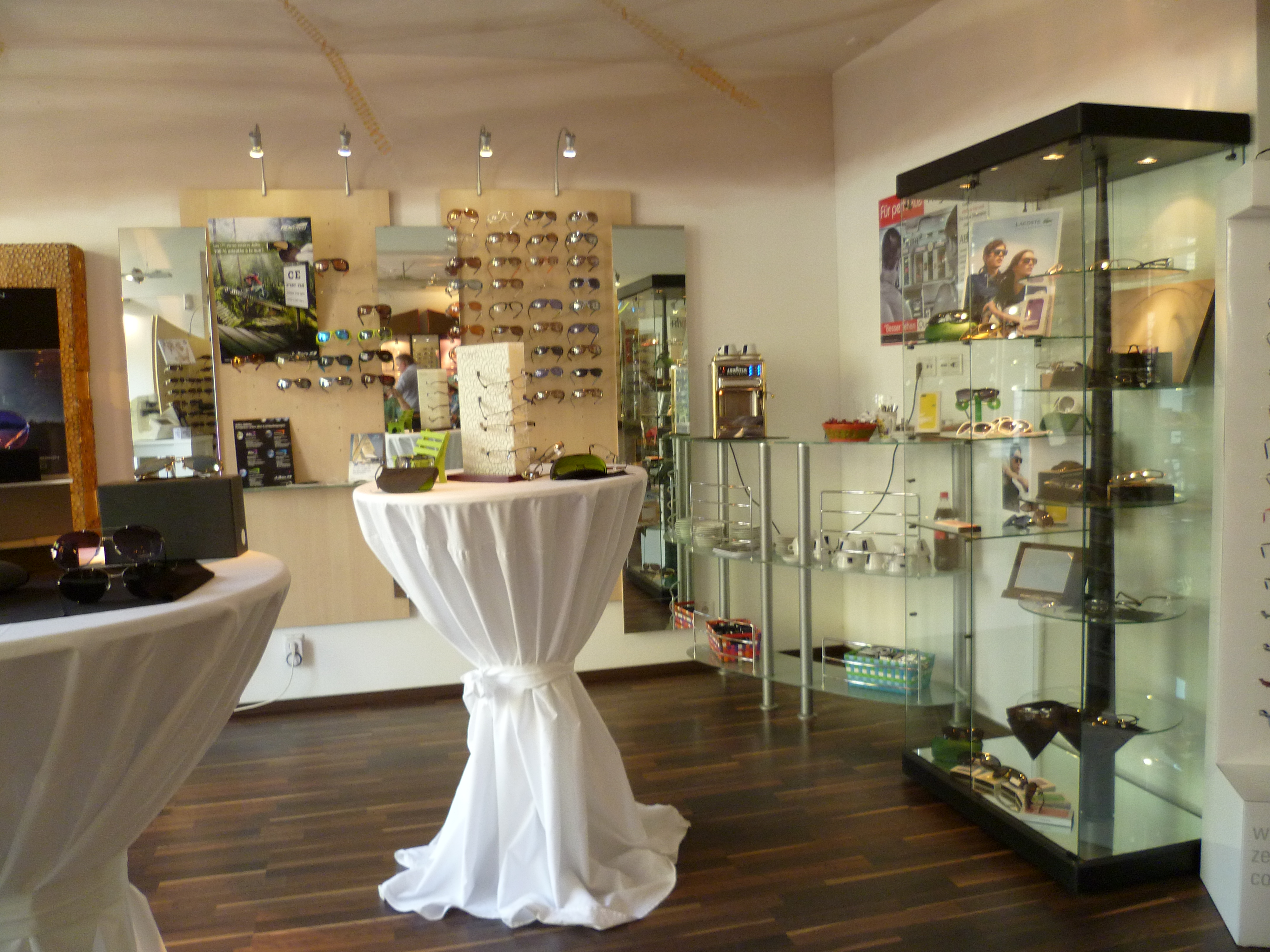 Nebenraum mit Kaffeeautomat und Geschirr
Sonnenbrillenausstellung