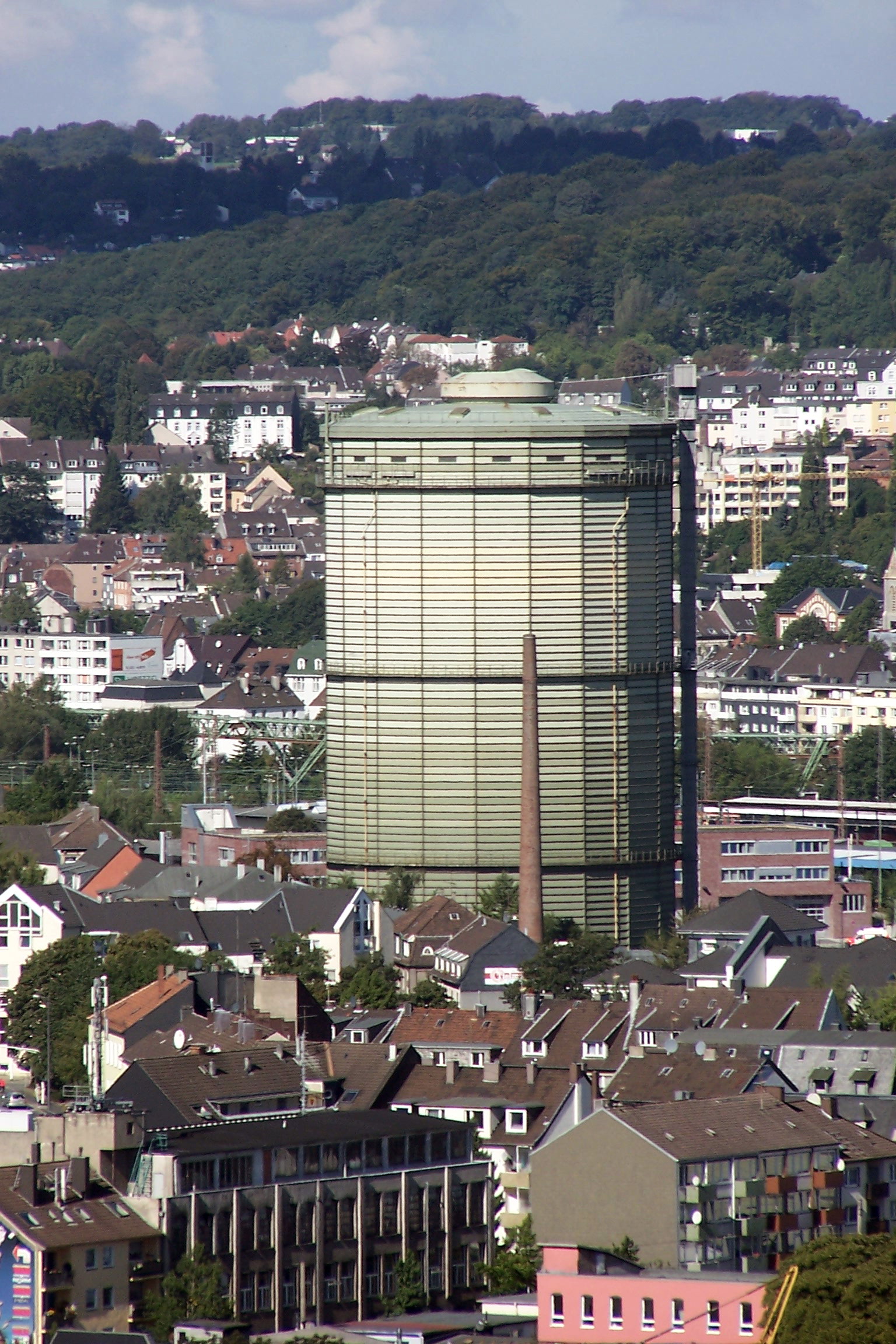 und noch ein Foto
vom Gaskessel
in Wuppertal-Heckinghausen,
den wir von unserem Haus sehen k&ouml;nnen