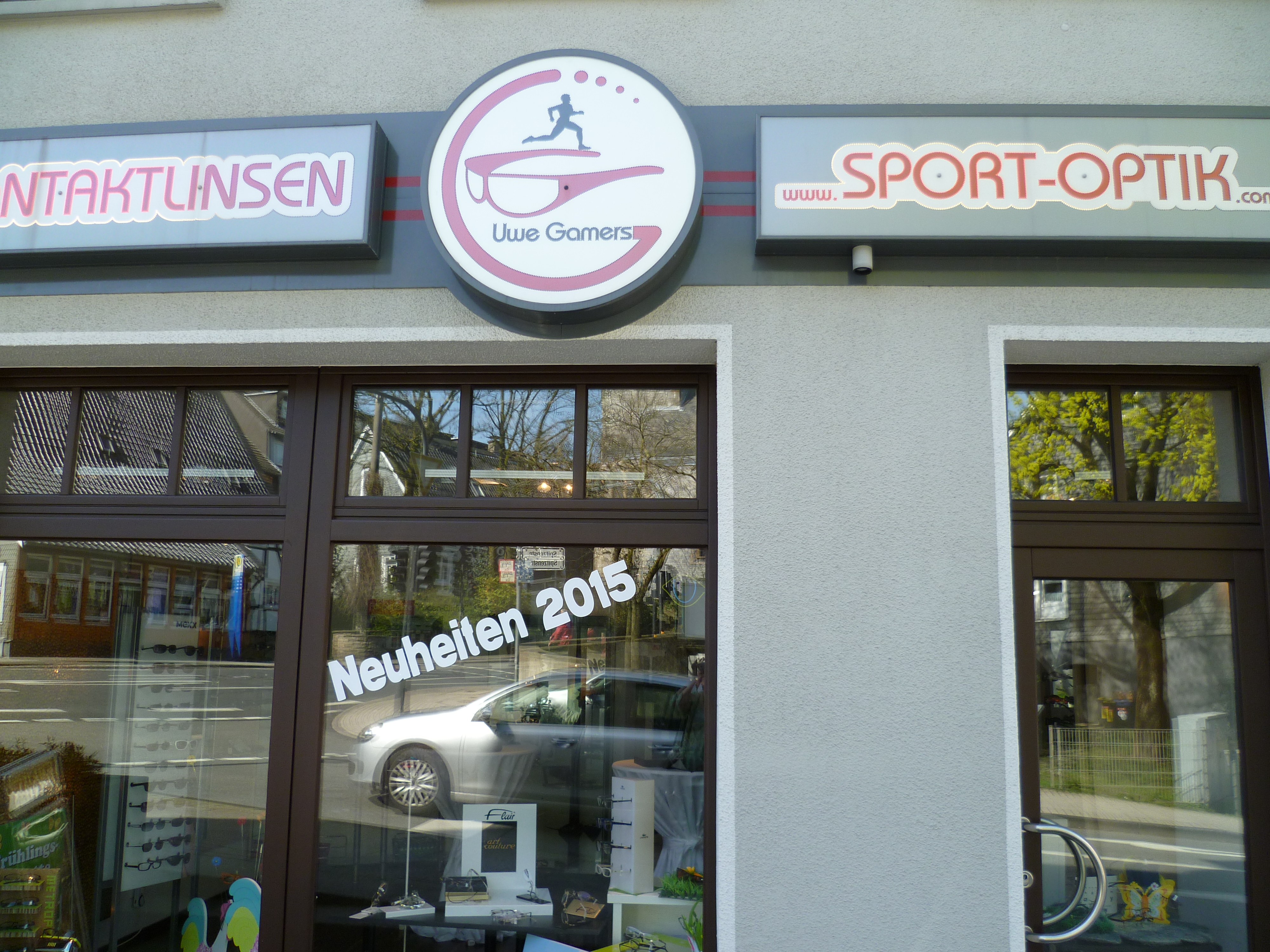 Teil eines Schaufensters und Werbebanners