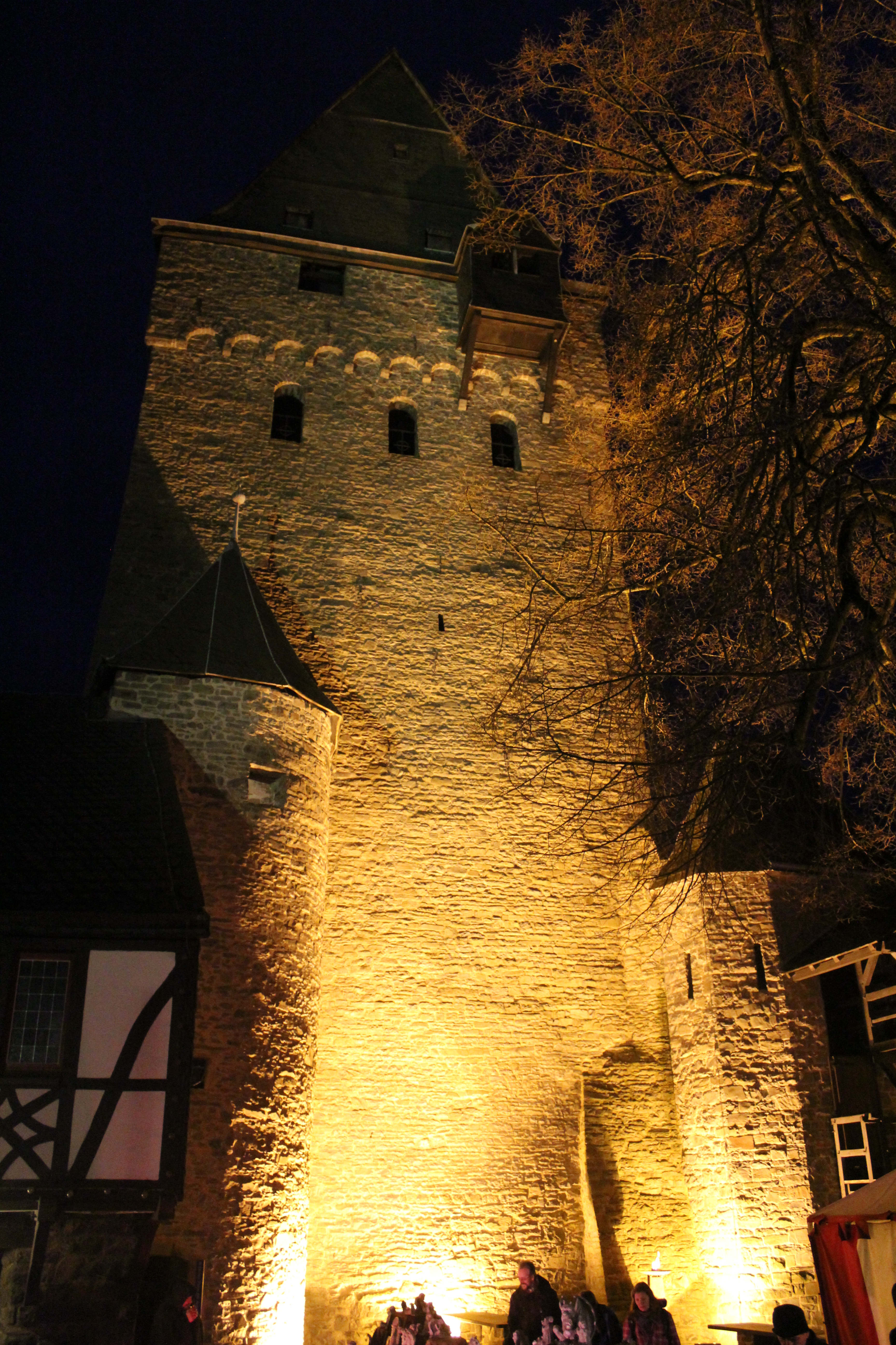 Die Rückseite des Turmes vom oberen Burghof