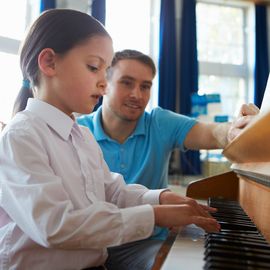 Mädchen Schülerin Klavierlehrer
