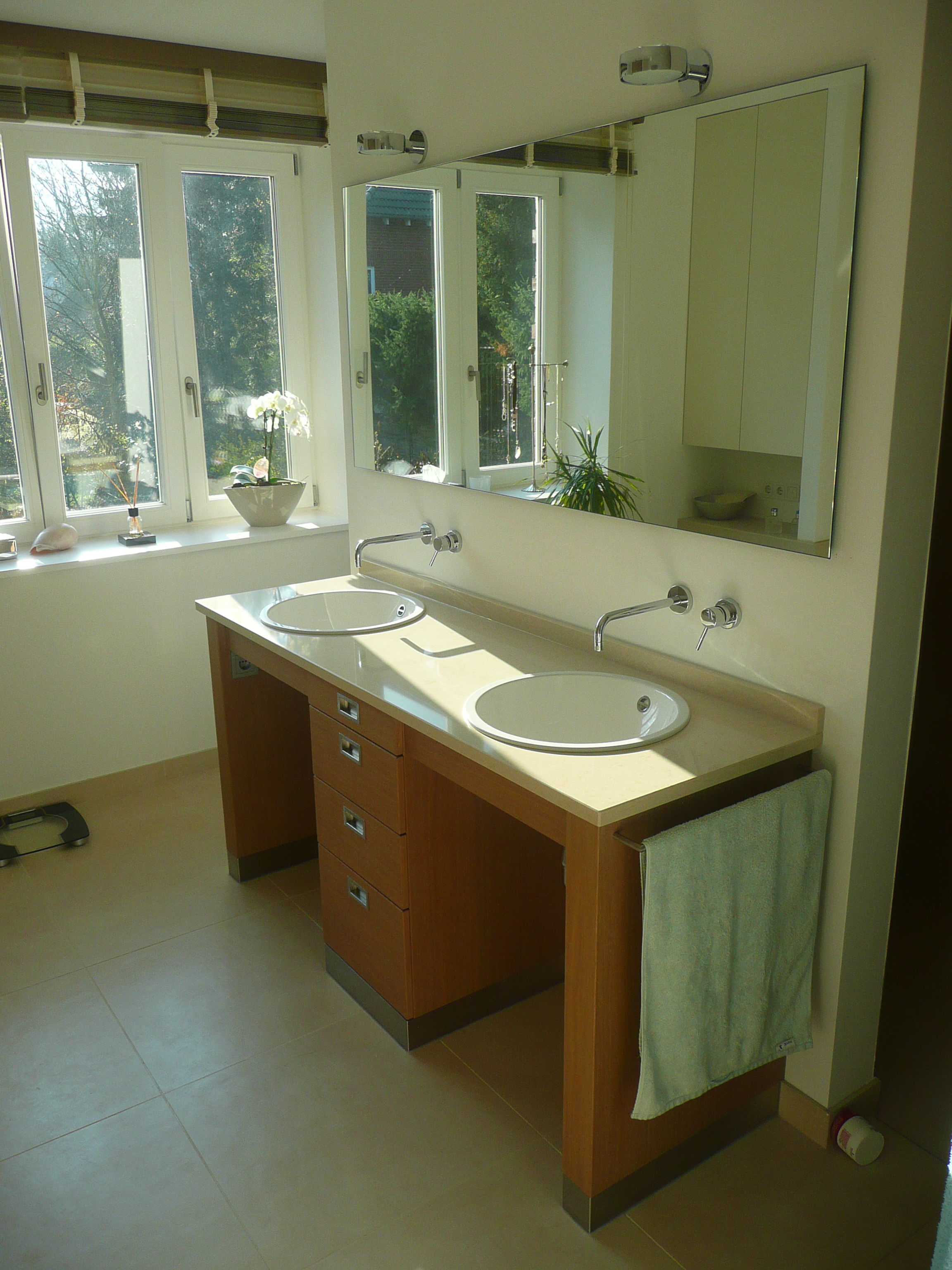 Badezimmermöbel  Waschtisch in Eiche mit Natursteinplatte