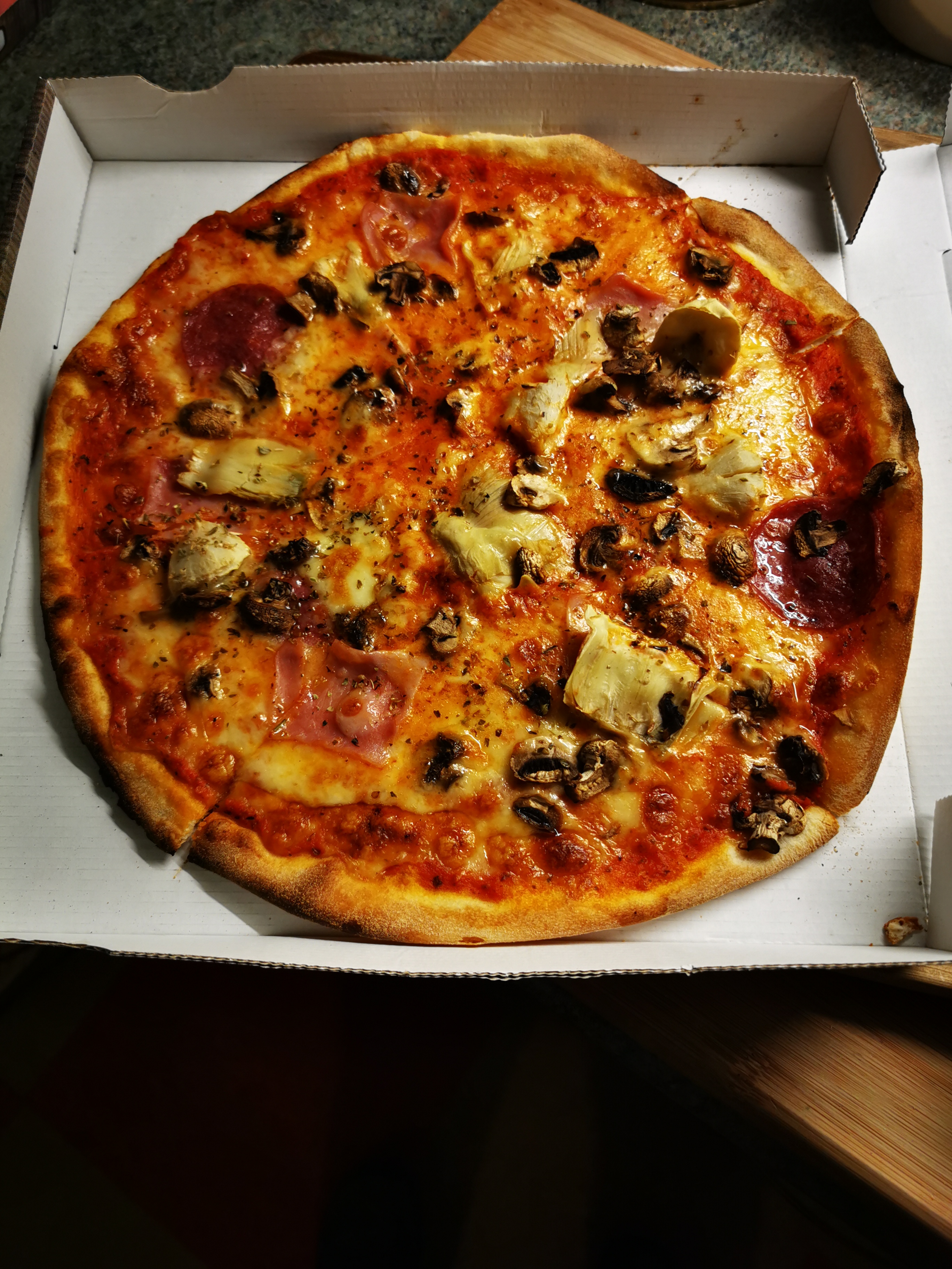 Pizza Quattro stagnioni mit Tomatensauce, Käse, Artischocken, Champignons, Salami und Vorderschinken - Pizzeria La Terrazza Amelinghausen. Via Abholservice am 08.02.2021 ... (Foto privat)