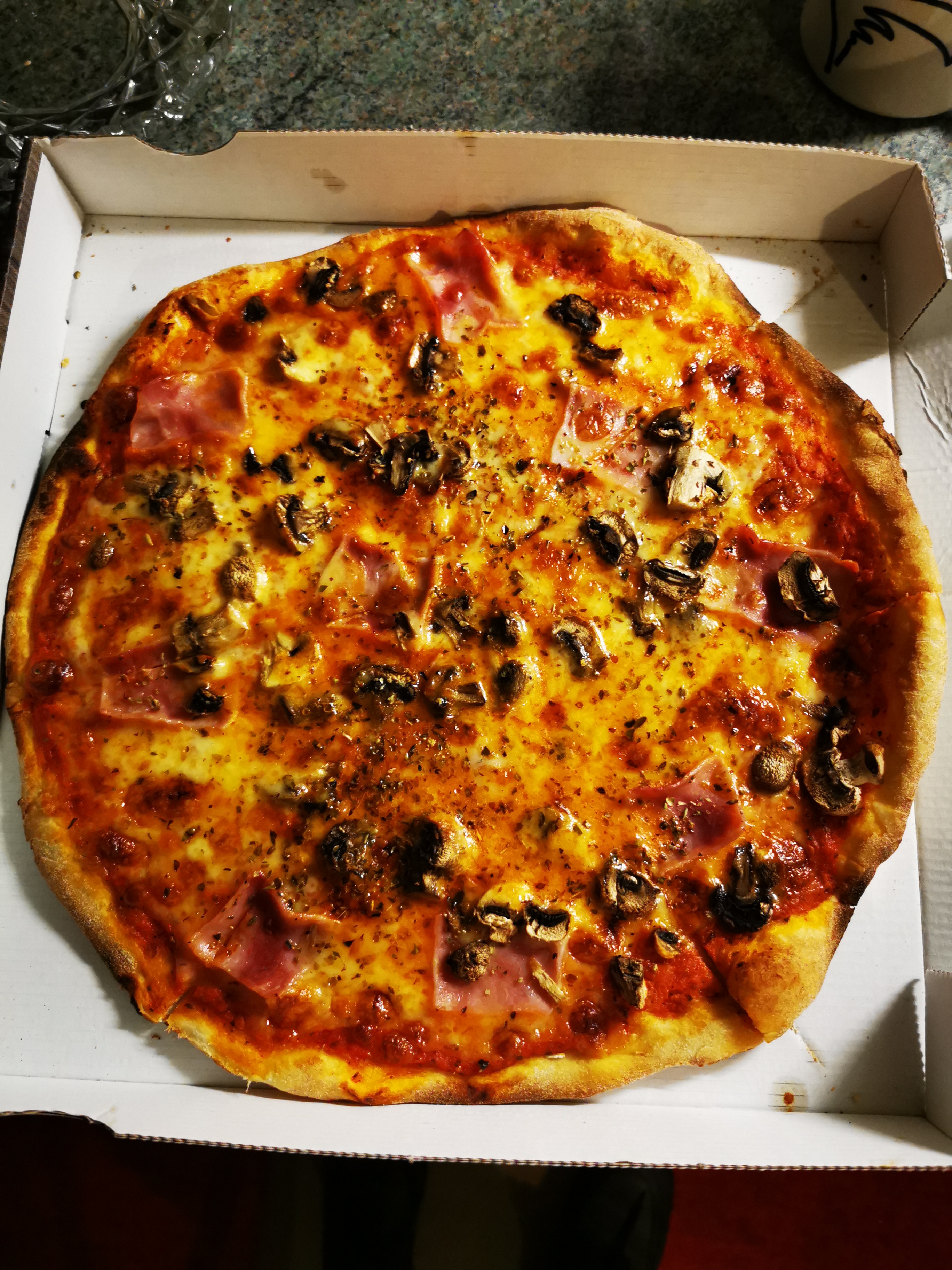 Pizza Primavera mit Tomatensauce, Käse, Hinterschinken und Champignons - Pizzeria La Terrazza Amelinghausen. Via Abholservice am 08.02.2021 ... (Foto privat)