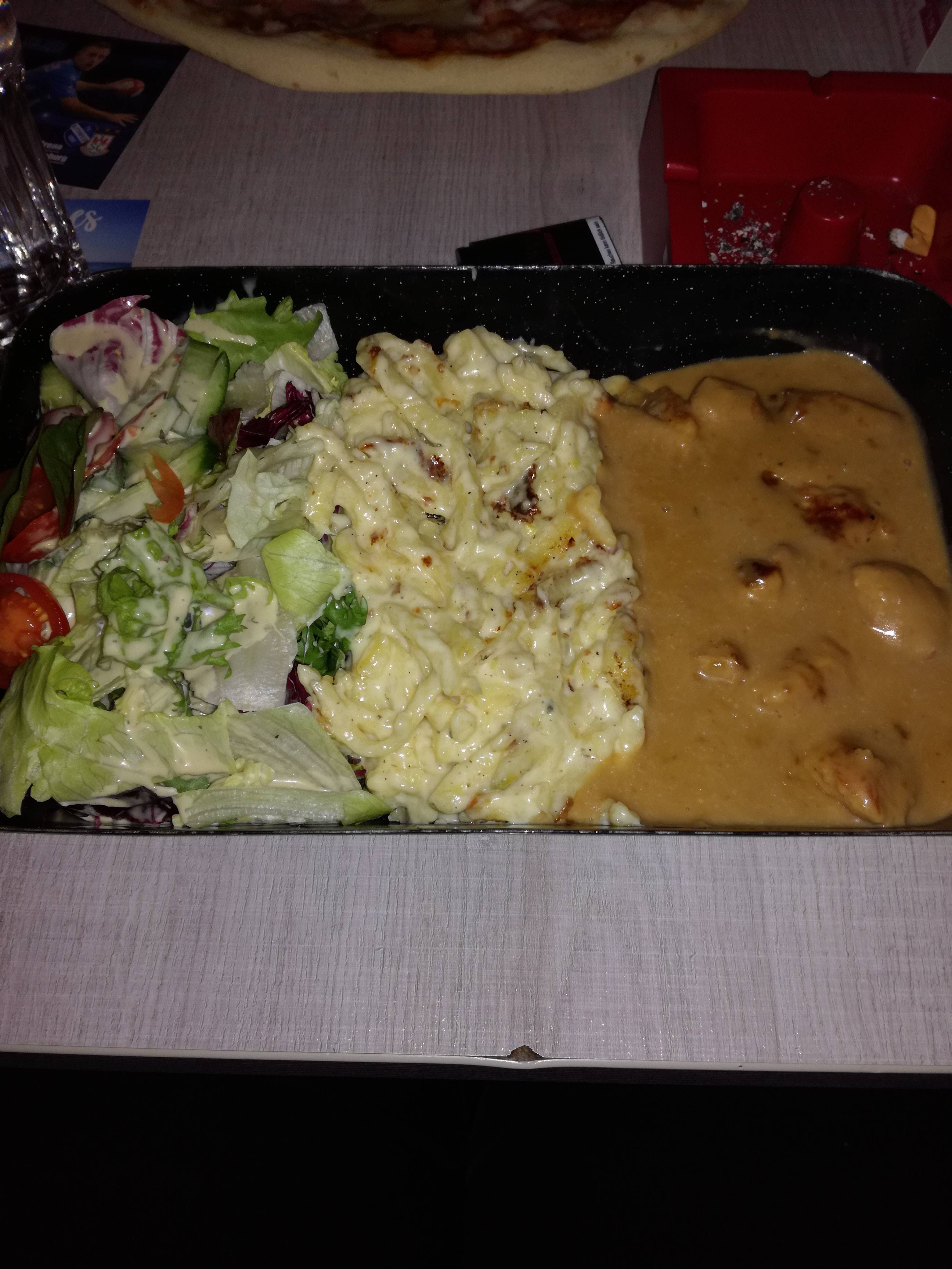 Käsespätzle und Putengeschnetzeltes mit Rahmsoße  dazu Salat