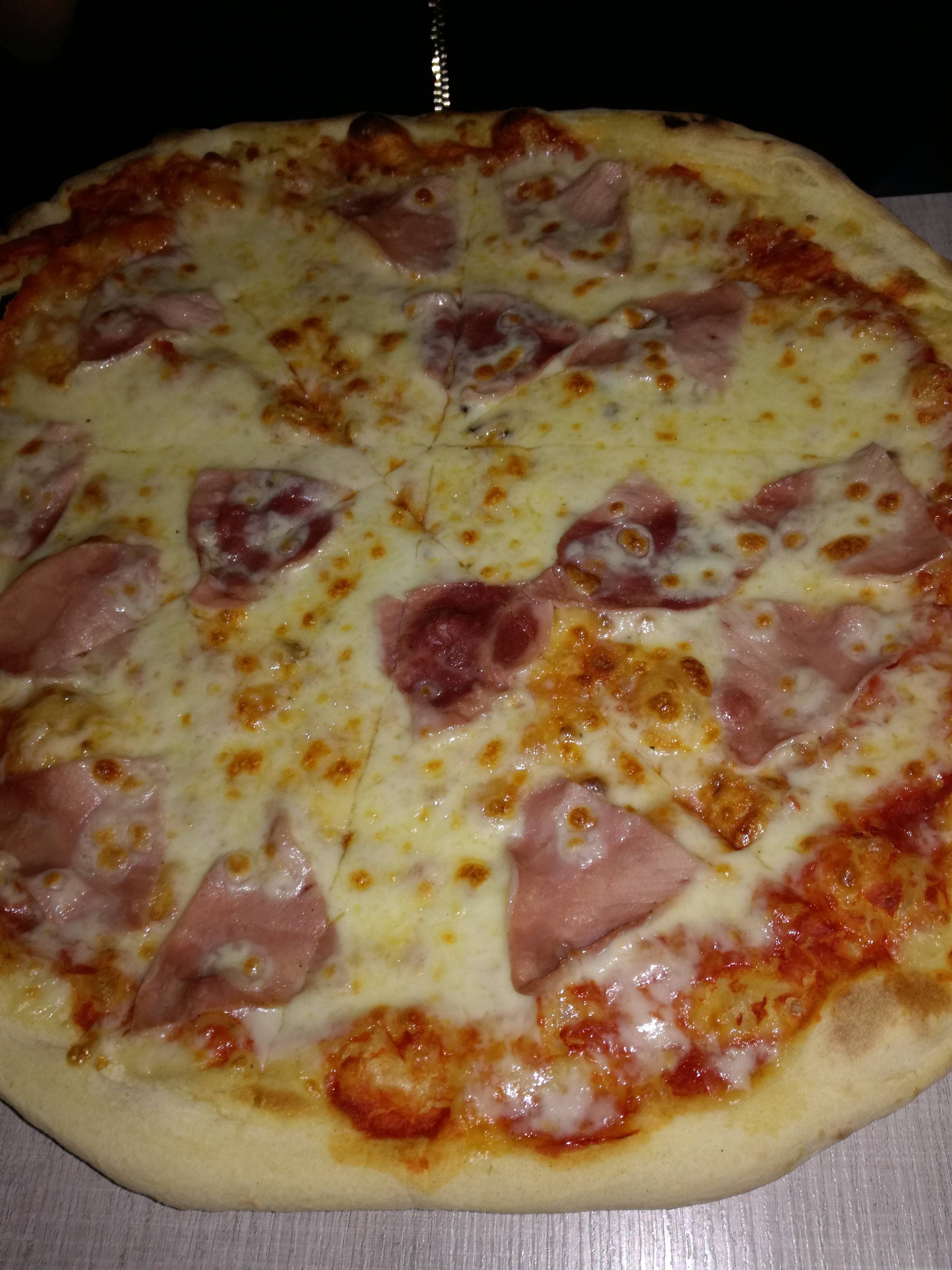 Pizza mit Schinken